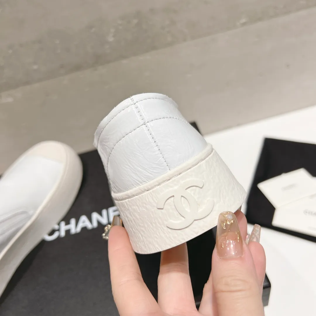 👟👟Ex-factory price 440👟👟 Top version Chanel Chanel 24 latest model full leather panda color white shoes casual sports shoes skateboard shoes original purchase and development production Xiaoxiang C Home Another super popular item in the counter, loved by Internet celebrity bloggers and sisters, and various praises on social platforms. It is very popular, has a high texture, is breathable and super spring and summer. Seeing this issue always arouses the inner desire of girls for fashion. The latest suede material, classic black and white color, full of fashionable feeling on the feet, easy to care for. Fabric: Original customized imported cowhide material. Lining: Customized soft sheepskin lining. Sole: Original molded TPU non-slip outsole. Bottom thickness: 2.5CM. Size: Women's size 35-40 (custom-made sizes 40 are non-refundable)